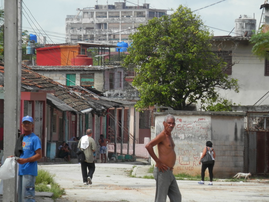 Uma rua movimentada na favela onde fiquei